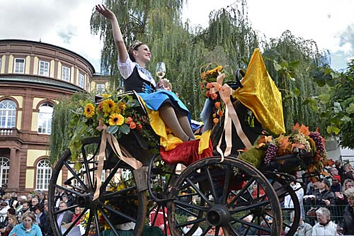 Großer Umzug als Höhepunkt vom Deutschen Weinlesefest in Neustadt / Weinstr, Mitte Oktober.