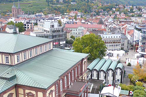 Blick auf Altstadt (Neustadt / Weinstr.) vom Bahnhofsvorplatz auf den Saalbau (vorn links), Hetzelplatz mit Touristinfo und dem Beginn der Friedrichstraße (rechts dahinter)