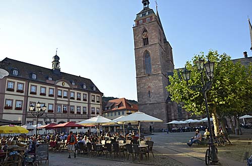 Marktplatz im Kern der Altstadt von Neustadt / Weinstr. mit Blick auf Rathaus und Stiftskirche